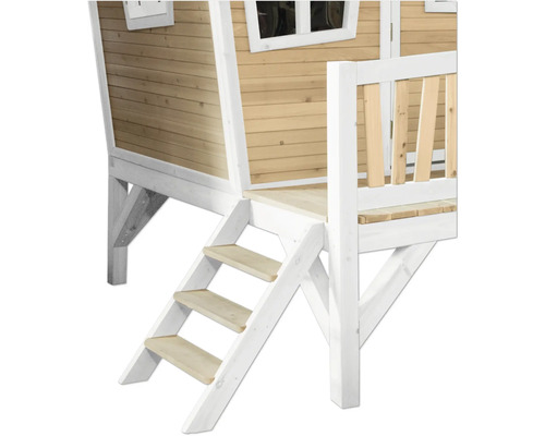 Detailní pohled na dřevěný hrací domek se schodištěm a verandou