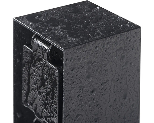Detailní záběr černé venkovní zásuvky s výklopným víkem