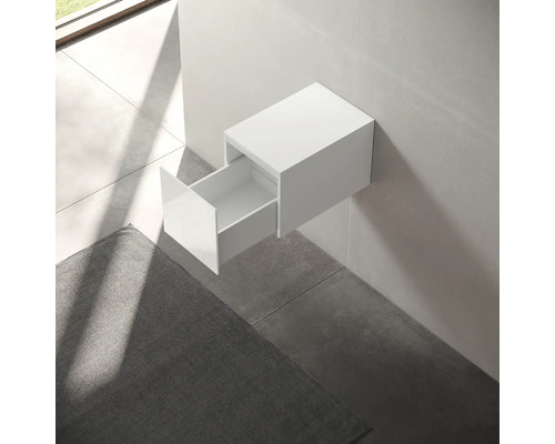 Bílá závěsná skříňka s otevřenou zásuvkou v koupelně