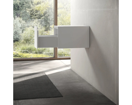 Závěsná skříňka pod umyvadlo s otevřenou zásuvkou v koupelně