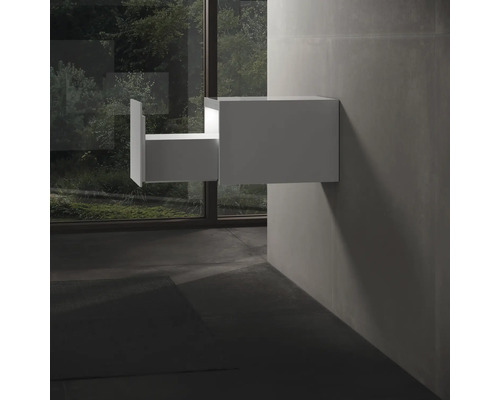 Nástěnná skříňka pod umyvadlo s otevřenou zásuvkou v koupelně