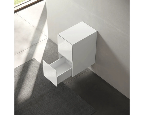 Bílá skříňka pod umyvadlo s otevřenou zásuvkou pro montáž na stěnu v koupelně.