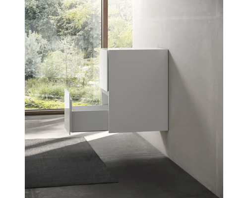 Moderní koupelna s umyvadlovou skříňkou a otevřeným výsuvem