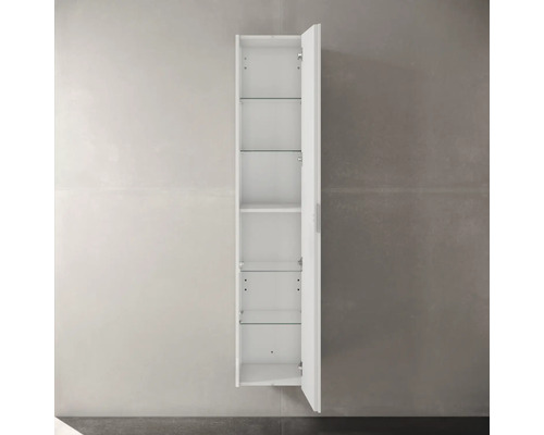 Bílá vysoká koupelnová skříň s otevřenými skleněnými policemi pro uložení