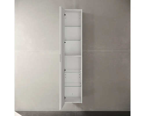 Otevřená, úzká koupelnová skříňka se skleněnými policemi pro montáž na stěnu