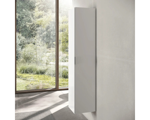 Bílá koupelnová vysoká skříňka vedle okna pro vybavení koupelny