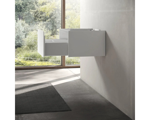 Skříňka pod umyvadlo s otevřenou zásuvkou v koupelně