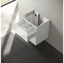 Bílá skříňka pod umyvadlo s otevřenou zásuvkou pro design koupelny