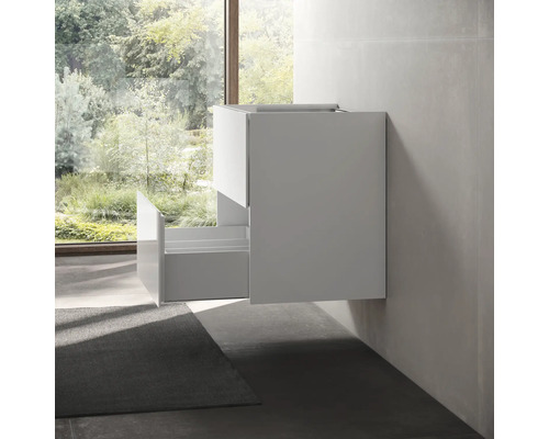 Skříňka pod umyvadlo s otevřenou zásuvkou před oknem