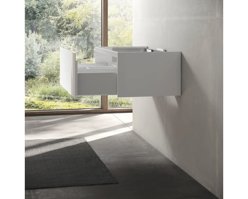 Koupelna s otevřenou skříňkou pod umyvadlo se zásuvkami