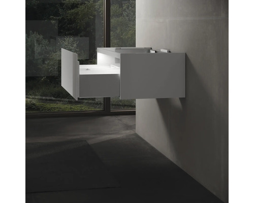 Závěsná skříňka pod umyvadlo s otevřenou zásuvkou v koupelně