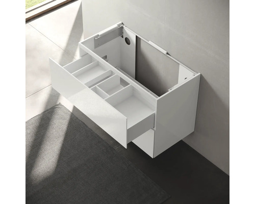 Bílá skříňka pod umyvadlo s otevřenými zásuvkami a přihrádkami pro vybavení koupelny