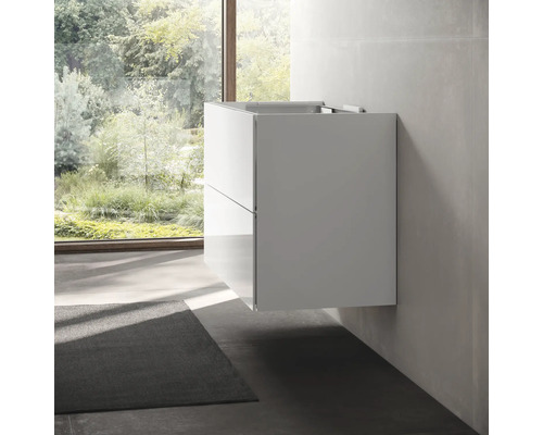 Závěsná skříňka pod umyvadlo se dvěma zásuvkami v koupelně.