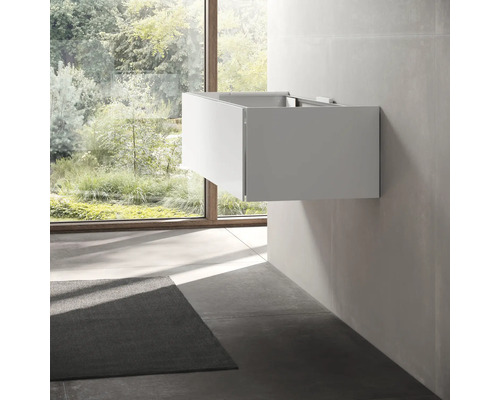 Moderní koupelna s umyvadlovou skříňkou a oknem s výhledem do zeleně.