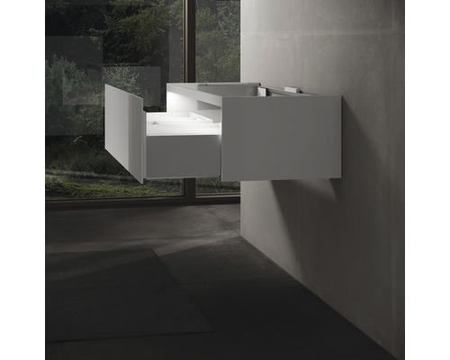 Skříňka pod umyvadlo s otevřenou zásuvkou v moderní koupelně