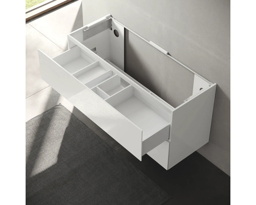 Skříňka pod umyvadlo s otevřenou zásuvkou a přihrádkami pro ukládání v koupelně