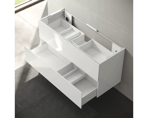 Bílá skříňka pod umyvadlo s otevřenými zásuvkami do koupelny