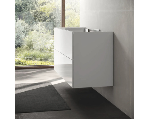 Závěsná skříňka pod umyvadlo v koupelně.