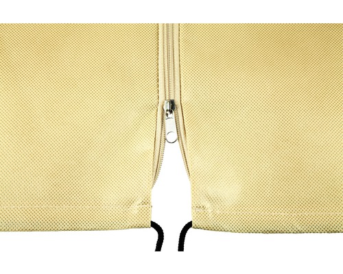 Detailní záběr zipu na ochranném obalu