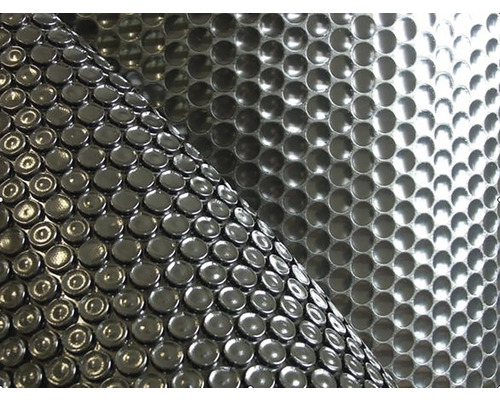 Detailní záběr nopové fólie pro stavební aplikace.