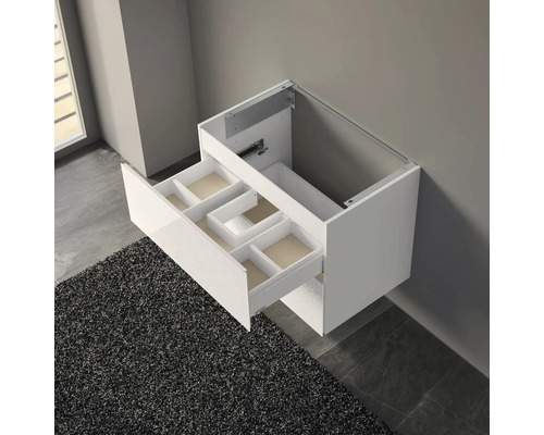 Bílá skříňka pod umyvadlo se zásuvkou a přihrádkami pro vybavení koupelny