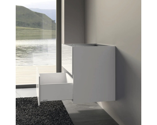 Bílá skříňka pod umyvadlo s otevřenou zásuvkou na stěně koupelny