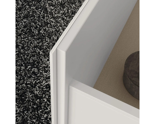 Detailní pohled na bílou zásuvku s interiérem