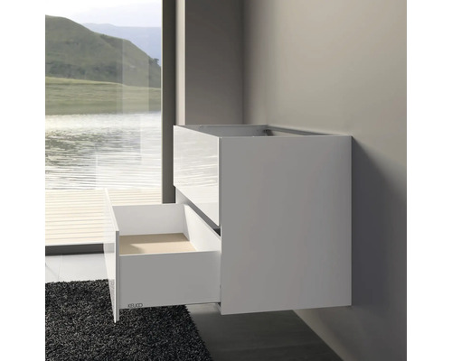 Skříňka pod umyvadlo s otevřenou zásuvkou v koupelně