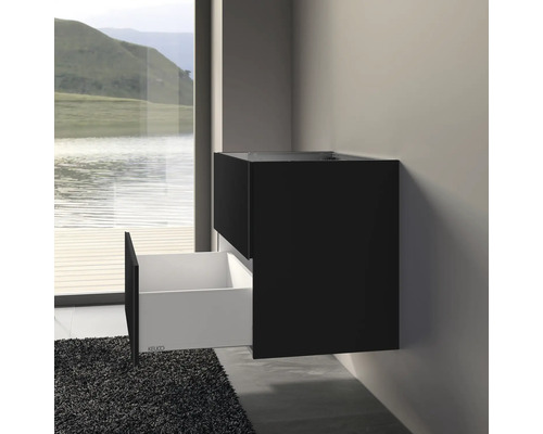 Černá skříňka pod umyvadlo s otevřenou zásuvkou v koupelně