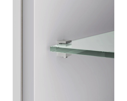 Skleněná police s kovovým držákem připevněným na stěnu