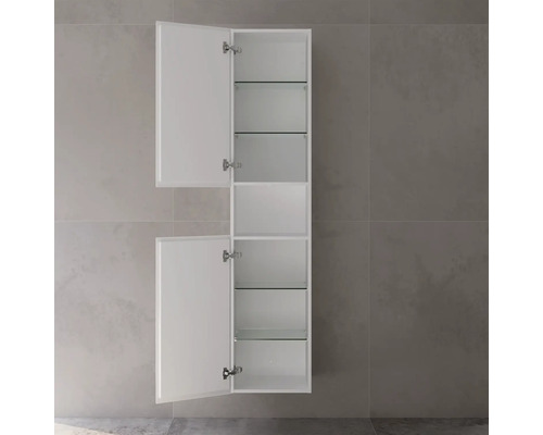 Otevřená vysoká koupelnová skříňka se skleněnými policemi