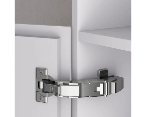 Závěs namontovaný na bílých dveřích