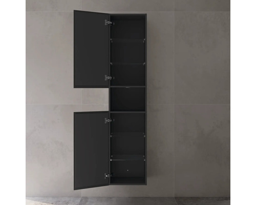 Koupelnová skříňka s otevřenými dvířky a skleněnými policemi