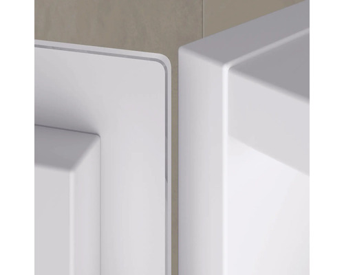 Detail bílého koupelnového nábytku