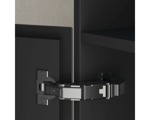 Závěs připevněný ke dveřím skříně