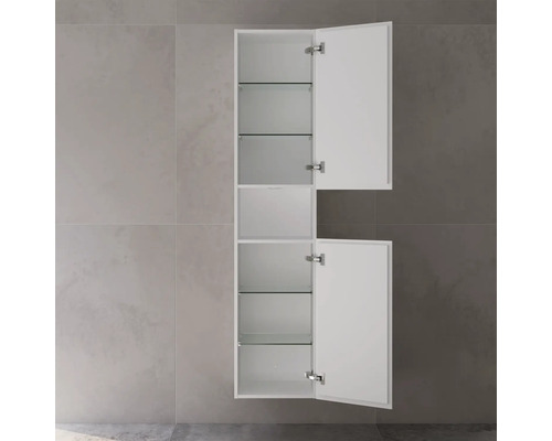 Otevřená bílá závěsná skříňka do koupelny se skleněnými policemi