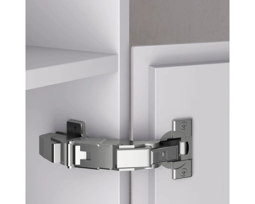 Kuchyňský pant upevněný na bílých kuchyňských dvířkách