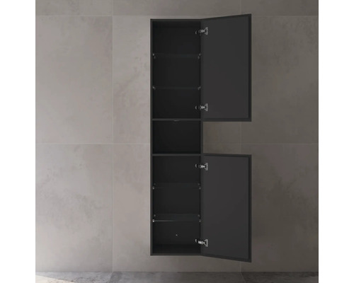 Otevřená závěsná koupelnová skříňka s policemi