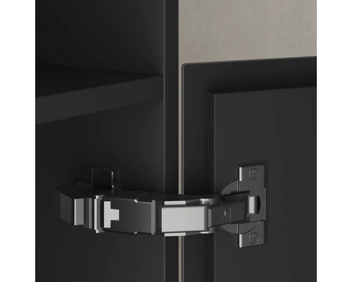 Závěs dvířek skříně připevněný k černé skříni