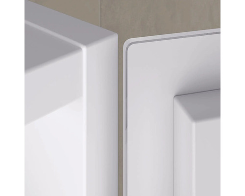 Detail bílého koupelnového nábytku