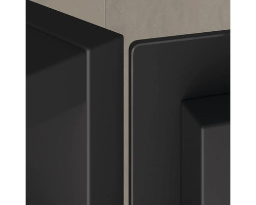 Detailní záběr černého sprchového koutu