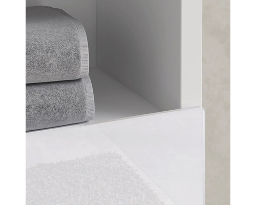 Detail koupelnové skříňky s ručníky