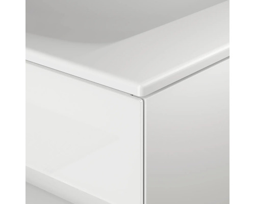 Detailní záběr bílé skříňky pod umyvadlo se zásuvkou