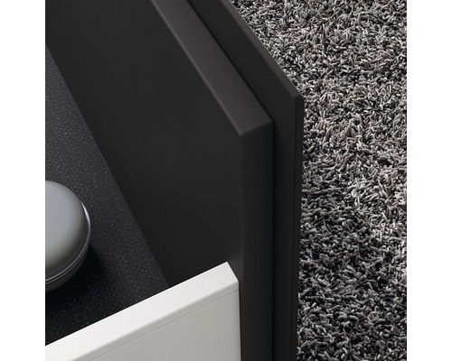 Detail koupelnové skříňky s kobercem