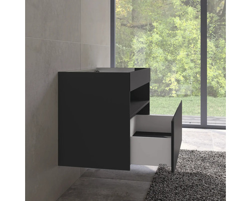 Černá skříňka pod umyvadlo s otevřenou přihrádkou a zásuvkou v koupelně