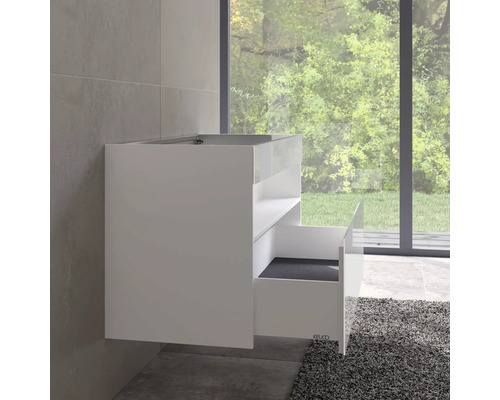 Bílá skříňka pod umyvadlo s otevřenou zásuvkou v koupelně.