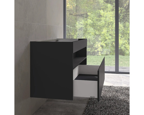 Černá skříňka pod umyvadlo s otevřenou zásuvkou v koupelně