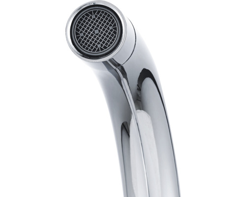 Detail chromované vodovodní baterie s perlátorem