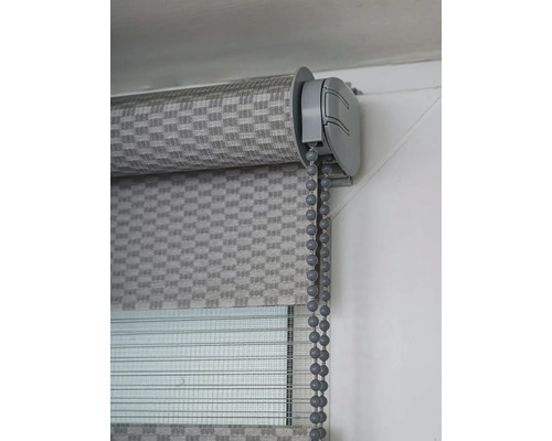 Šedá dvojitá roleta s řetízkovým ovládáním pro dekoraci oken