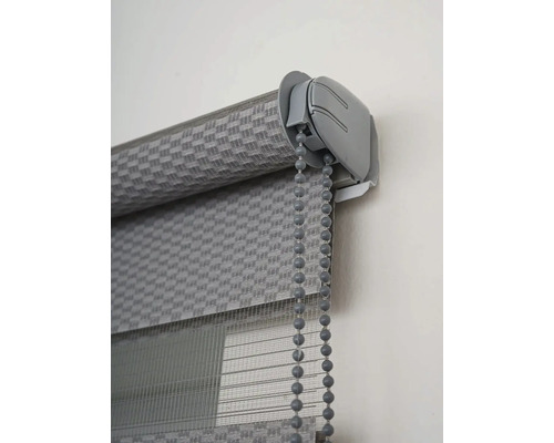 Šedá dvojitá roleta s řetízkovým mechanismem pro dekoraci oken